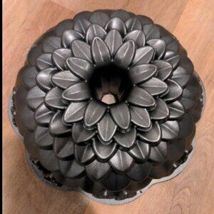 Nordic Ware 10-cup Chrysanthemum Bundt pan like NEW